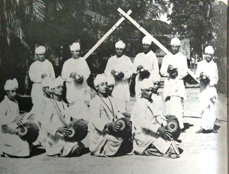 The gayanas and vayanas playing the cymbals and khols